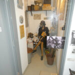 Inszenierte Darstellung des zivilen Alltags mit Gasmasken während des Luftkriegs im Dritten Reich