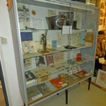 Museumsvitrine mit Schriftstücken, Büchern und Objekten aus dem Alltag im Dritten Reich