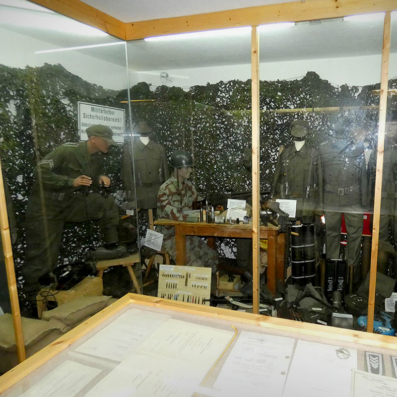 Titelbild zum Thema Bundeswehr mit Exponaten im Museum.